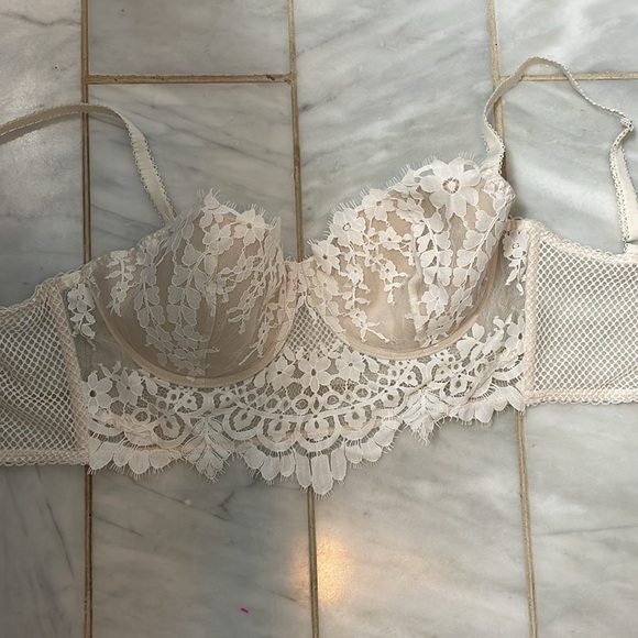 Victorias Secret 32DD bra - Picture 4 of 7